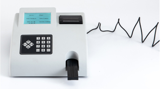 Precio totalmente automático de la máquina del analizador de orina del equipo clínico médico